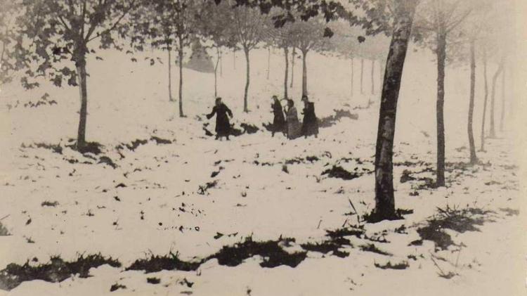 Pessoas andam sobre a neve em Caxias do Sul (RS), em 1941