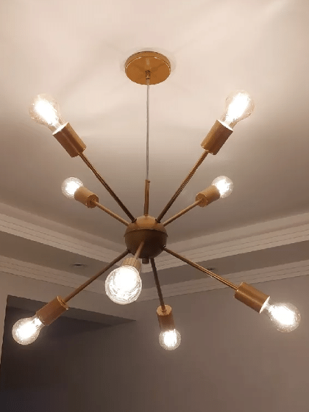 Lustre pendente estilo Sputnik com 8 lâmpadas está com 56% OFF.