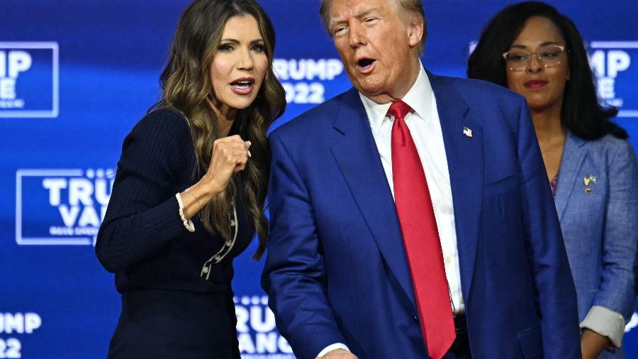 O ex-presidente dos EUA e candidato presidencial republicano Donald Trump fala com a moderadora e governadora de Dakota do Sul, Kristi Noem, durante uma reunião pública no Greater Philadelphia Expo Center and Fairgrounds em Oaks, Pensilvânia, em 14 de outubro de 2024