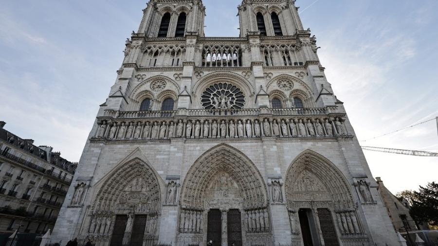 Esta fotografia mostra a fachada da catedral de Notre-Dame de Paris em Paris, em 29 de novembro de 2024