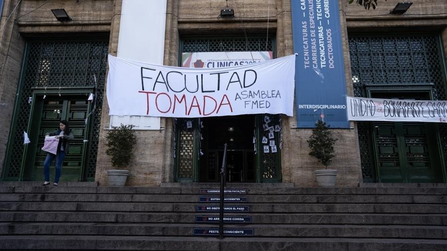 Após anúncios de Milei, estudantes ocuparam Faculdade de Medicina da Universidade de Buenos Aires - Xinhua/Martín Zabala