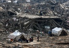 Palestinos montam acampamentos nas ruínas para receber famílias após cessar-fogo - OMAR AL-QATTAA/AFP