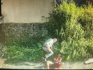 Vídeo: PM pula em cima de homem caído que havia sido baleado quatro vezes