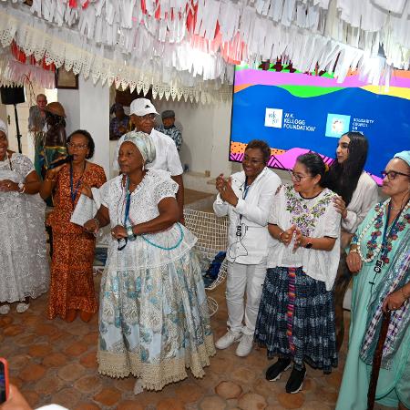 Comitiva SCoRE no Terreiro da Casa Branca. Ao centro, a ialorixá Neuza de Xangô Comitiva SCoRE no Terreiro da Casa Branca. Ao centro, a ialorixá Neuza de Xangô