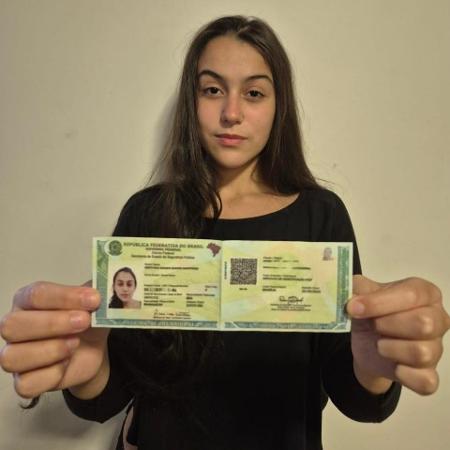 Giovanna Olinda, de 18 anos, já emitiu a sua CIN Giovanna Olinda, de 18 anos, já emitiu a sua CIN