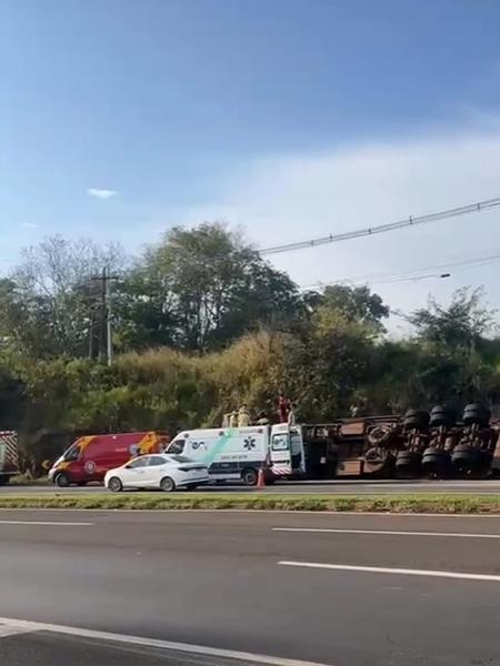 Bebê de sete meses foi arremessado de cabine de caminhão após veículo tombar na BR-369, no Paraná Bebê de sete meses foi arremessado de cabine de caminhão após veículo tombar na BR-369, no Paraná
