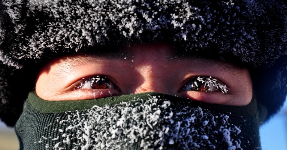 23.nov.2015 - Neve e gelo cobrem o rosto de um soldado durante treinamento na China