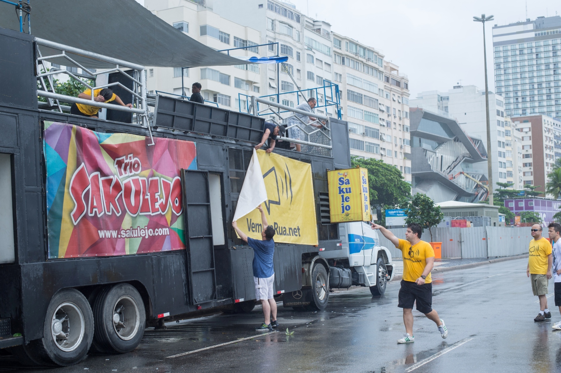 13.mar.2016 - Manifestantes começam a organizar os protestos praia de Copacabana, no Rio de Janeiro. Os protestos deste domingo estão programados para ocorrer em ao menos 415 cidades brasileiras e outras 23 no exterior, de acordo com os movimentos organizadores - André Muzell/Raw Image/Estadão Conteúdo