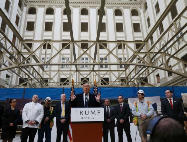 21.mar.2016 - Donald Trump discursa em frente ao Trump International Hotel, da sua rede de empreendimentos, em obras, durante campanha como pré-candidato presidencial - Jim Bourg/Reuters