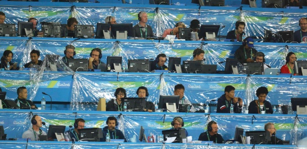 Comentaristas de TV trabalham na tribuna da imprensa no Estádio Olímpico - Ivan Alvarado/ Reuters