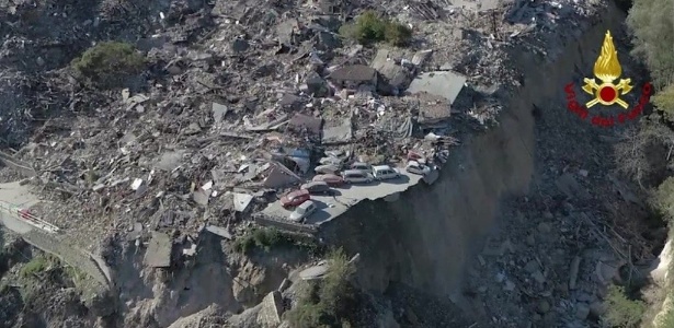 Imagem mostra destruição de terremoto de magnitude 6,6 que atingiu a Itália neste final de semana - Vigili del Fuoco/ BBC