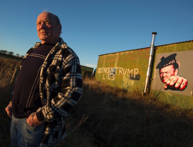 Michael Forbes, cuja casa fica do lado oposto ao campo de golfe de Donald Trump em Balmedie, na Escócia - Jeremy Sutton-Hibbert/The New York Times