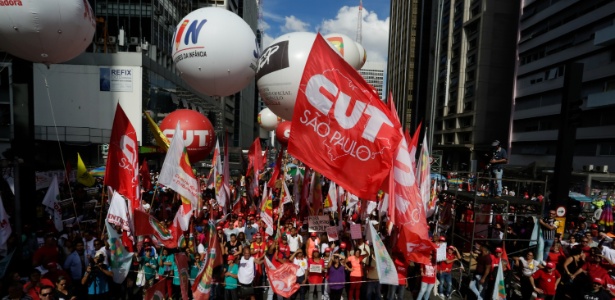 Manifestação da CUT na avenida Paulista, em São Paulo; ato foi até a praça da República - Alice Vergueiro/ Folhapress