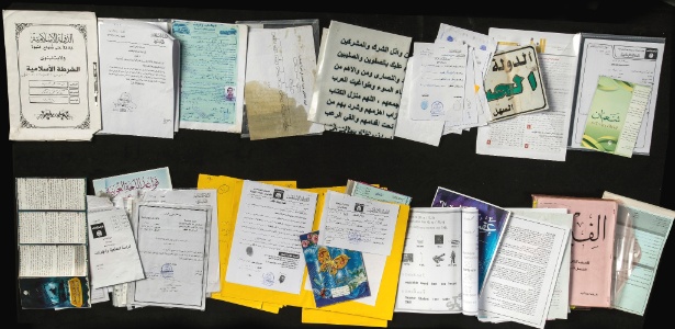 Documentos abandonados por militantes do Estado Islâmico no Iraque - Tony Cenicola/The New York Times
