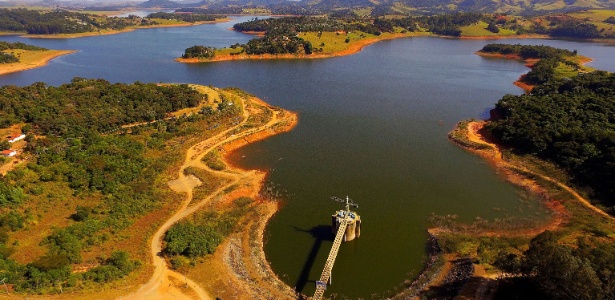 Vista aérea da represa do rio Jaguari, em Joanópolis, no interior de São Paulo, na sexta-feira (11) - Luis Moura/Estadão Conteúdo