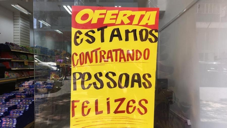 Anúncio de vaga da rede Multi Gula, em Curitiba (PR), que está contratando "pessoas felizes" - Zac Lucatelli/Divulgação