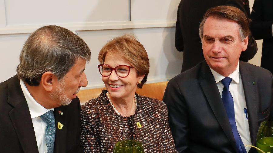 O embaixador palestino no Brasil, Ibrahim Albezen, a ministra da Agricultura, Tereza Cristina (DEM), e o presidente Jair Bolsonaro (PSL) durante jantar em abril - Alan Santos/PR