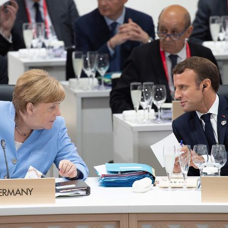 Presidente da França, Emmanuel Macron, conversa com a chanceler da Alemanha, Angela Merkel - Eliot BLONDET / POOL / AFP
