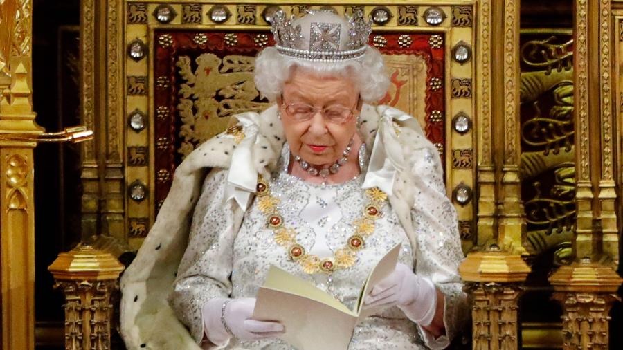 Rainha Elizabeth II participa de sessão do Parlamento britânico para a discussão do Brexit - Tolga Akmen/POOL/AFP