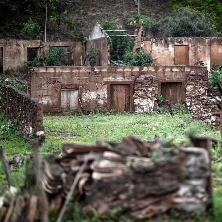 21.out.2019 - Vista de ruínas de uma casa destruída pelo colapso de barragem em Mariana em novembro de 2015 - Douglas Magno/AFP