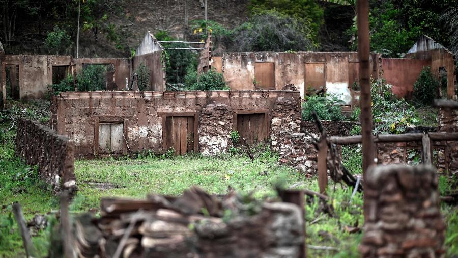 Vista de ruínas de uma casa destruída pelo colapso de barragem em Mariana (MG), em novembro de 2015 - Por Kirstin Ridley