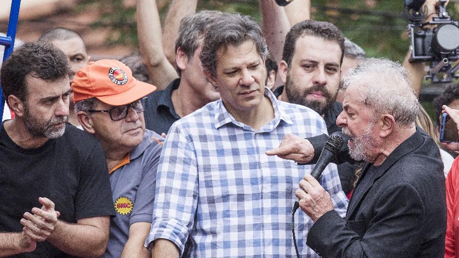 Boulos (atrás de Haddad e Lula) diz que não é hora de lançar nomes após PT falar de candidatura presidencial - Eduardo Knapp - 9.nov.2019/Folhapress