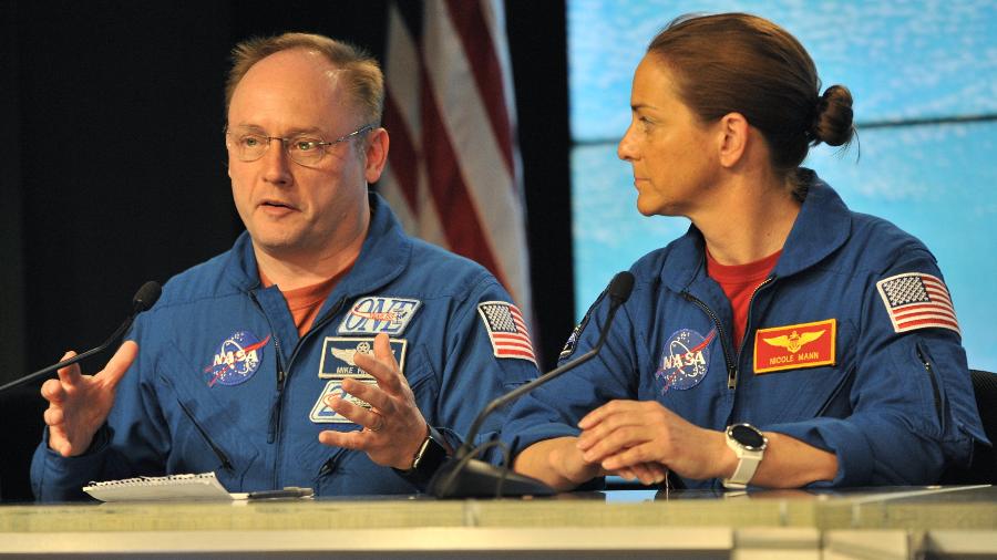 20.dez.2019 - Astronautas da Nasa (agência espacial dos EUA) Mike Fincke (à esquerda) e Nicole Mann explicam sobre a situação da cápsula espacial Starliner, da Boeing, lançada ao espaço hoje do Cabo Canaveral (EUA) - Steve Nesius/Reuters