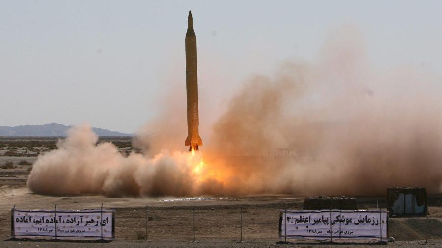 28.set.09 - Míssil iraniano Shahab, que pode percorrer até 2.000 km, é disparado durante exercício militar no Irã - EFE