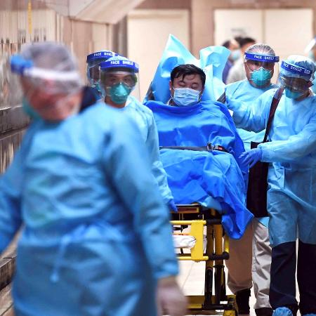 22.jan.2020 - Médicos transferem paciente com suspeita de estar com o coronavírus no hospital Rainha Elizabeth, em Hong Kong - Reuters