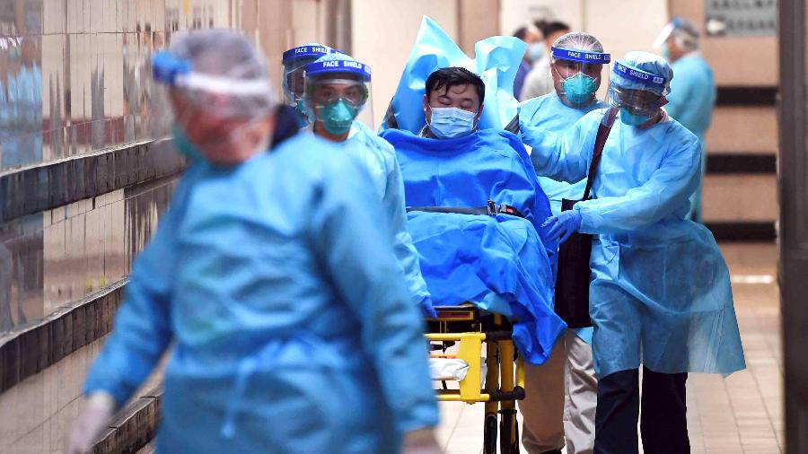 22.jan.2020 - Médicos transferem paciente com suspeita de estar com o coronavírus no hospital Rainha Elizabeth, em Hong Kong, na China - Reuters