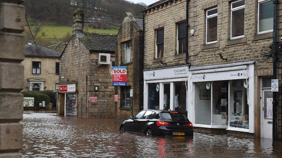 Rua fica inundada em Hebden Bridge, na Inglaterra, com a chegada da tempestade Ciara neste domingo (9) - Oli Scarff