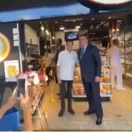 Bolsonaro e comitiva vão a uma padaria de Brasília sem máscara; alguns funcionários chegaram a tirar a que usavam para cumprimentá-lo e para posar para fotografias e fazer selfies - Reprodução/Redes sociais