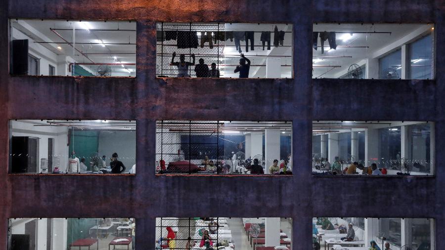 Pessoas são vistas dentro de um centro de quarentena temporário, durante um longo bloqueio nacional para retardar a propagação da doença por coronavírus, em Calcutá, Índia - Rupak de Chowdhuri - Arquivo/Reuters