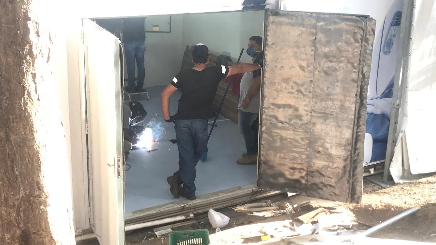 Trabalhadores providenciam o conserto do tomógrafo do Hospital municipal de Pirituba - Felipe Pereira
