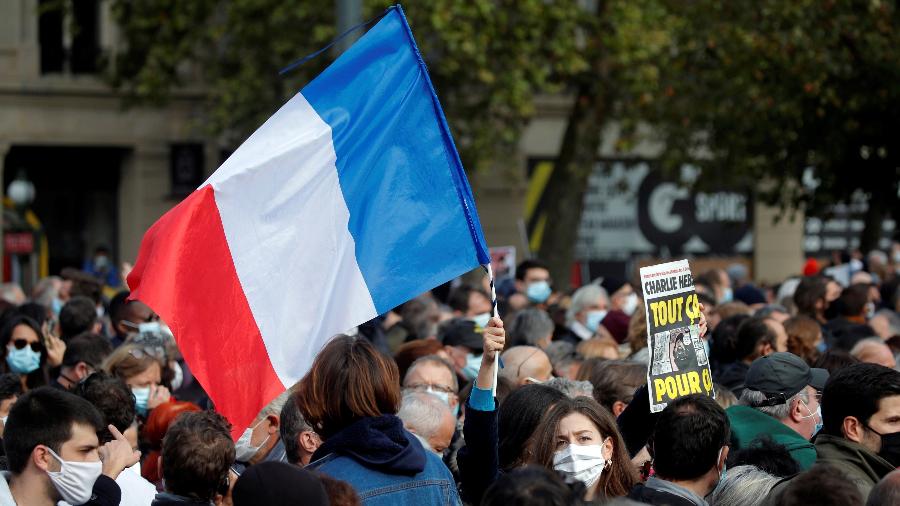 Manifestantes se reúnem em Paris após Samuel Paty, professor de História e Geografia, ser decapitado - REUTERS/Charles Platiau
