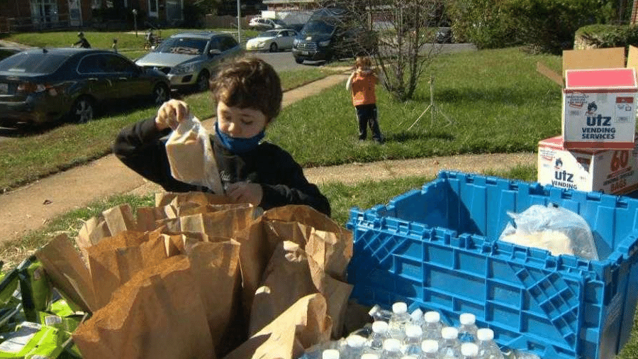 Garotinho de 7 anos lidera ação para distribuir 1,000 refeições para sem-tetos - Reprodução/WBAL TV