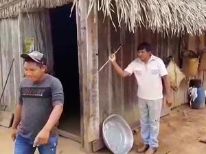 Indígenas na aldeia do Caneco, na Terra Indígena Zoró, MT, reencenam em vídeo como teria sido o ataque de um índio isolado na segunda-feira, 02.11.2020 - Waratan Zoró - Waratan Zoró