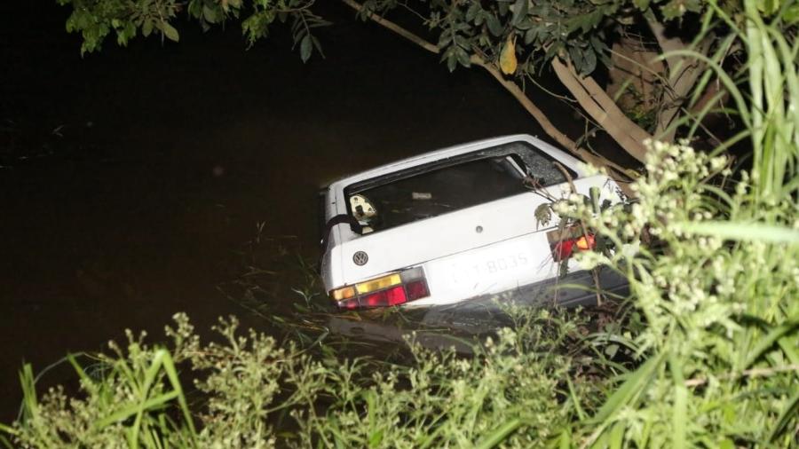 Carro caiu em um rio em Campos dos Goytacazes - Rodrigo Silveira/Folha da Manhã, cortesia ao UOL