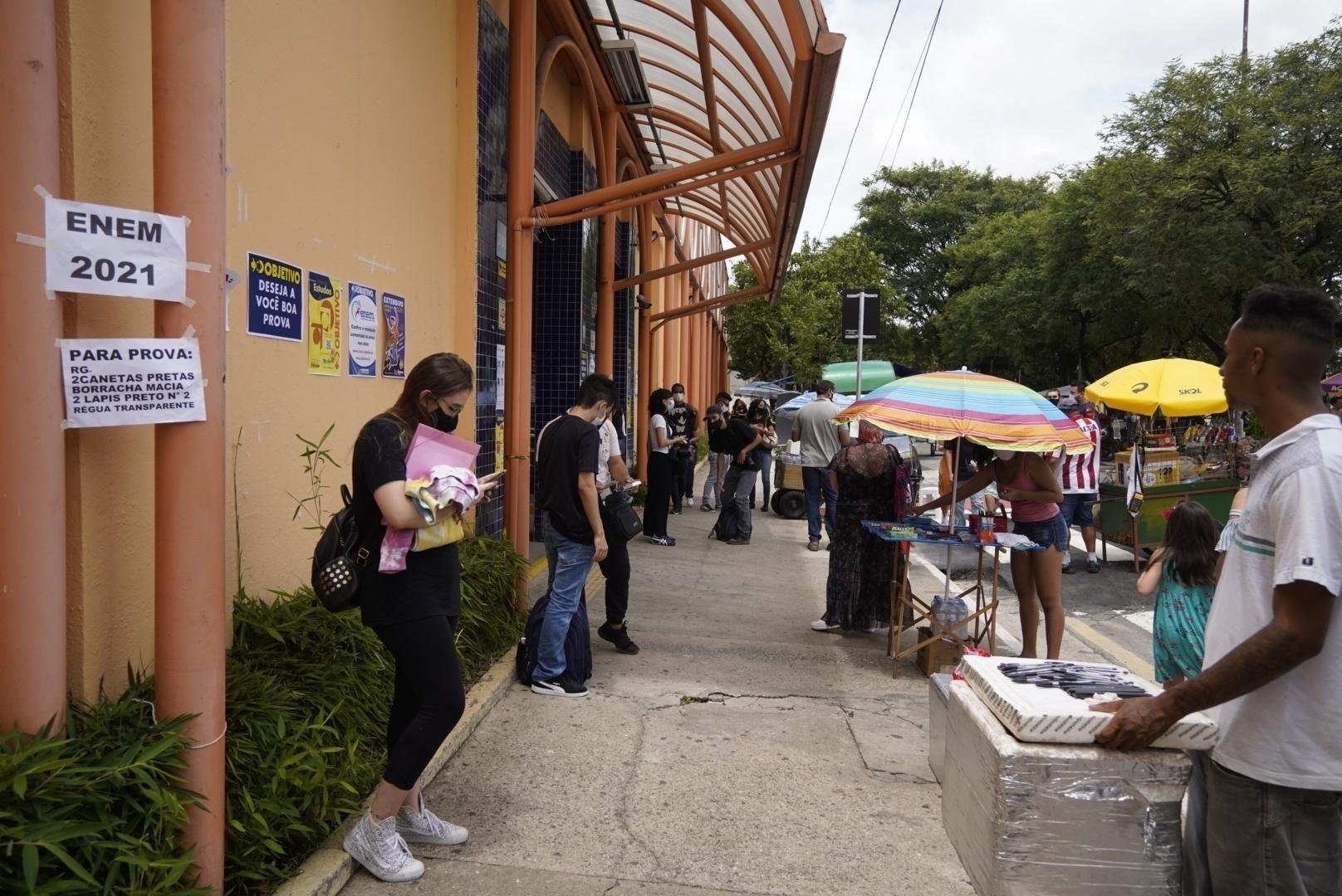 Alunos chegam para fazer o 1º dia do Enem impresso em faculdade da zona oeste de São Paulo - André Porto/UOL