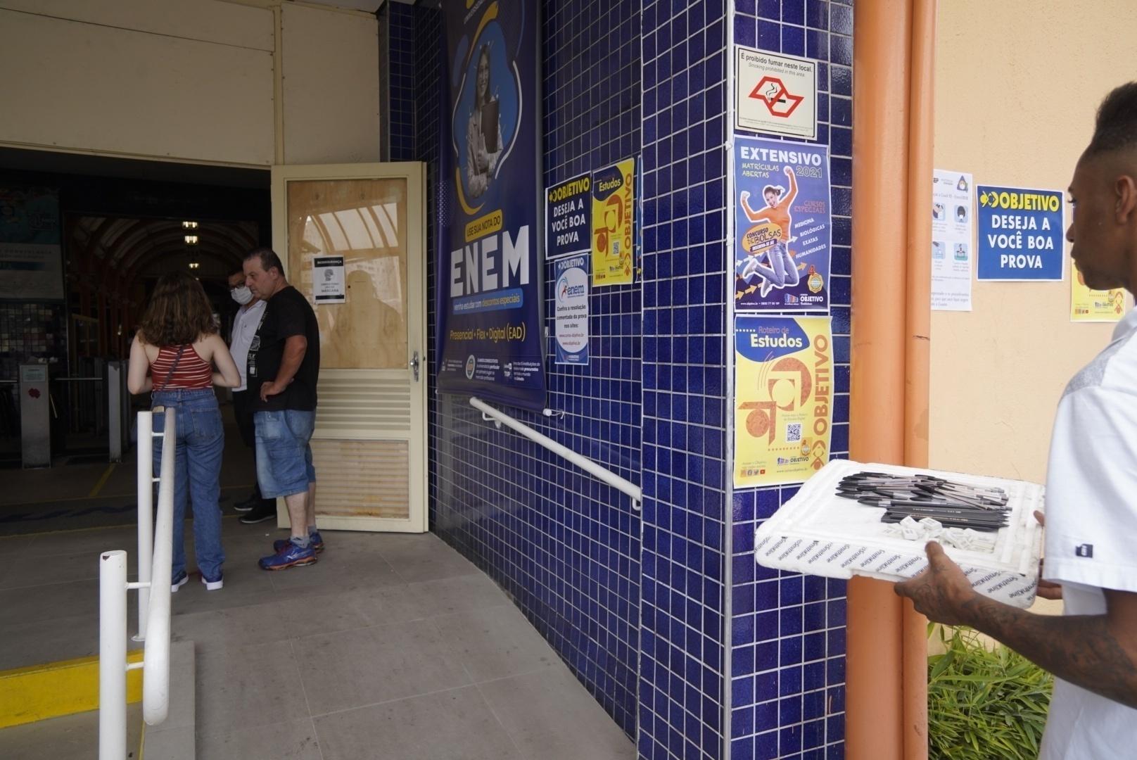Ambulante vende caneta preta, lápis e borrachas na porta de universidade em São Paulo no 1º dia de prova do Enem impresso - André Porto/UOL