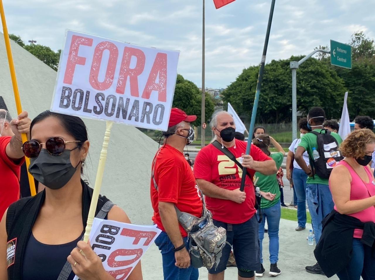 Manifestantes se mobilizam na avenida Presidente Vargas, centro do Rio, para ato contra o presidente Jair Bolsonaro - Herculano Barreto Filho/UOL