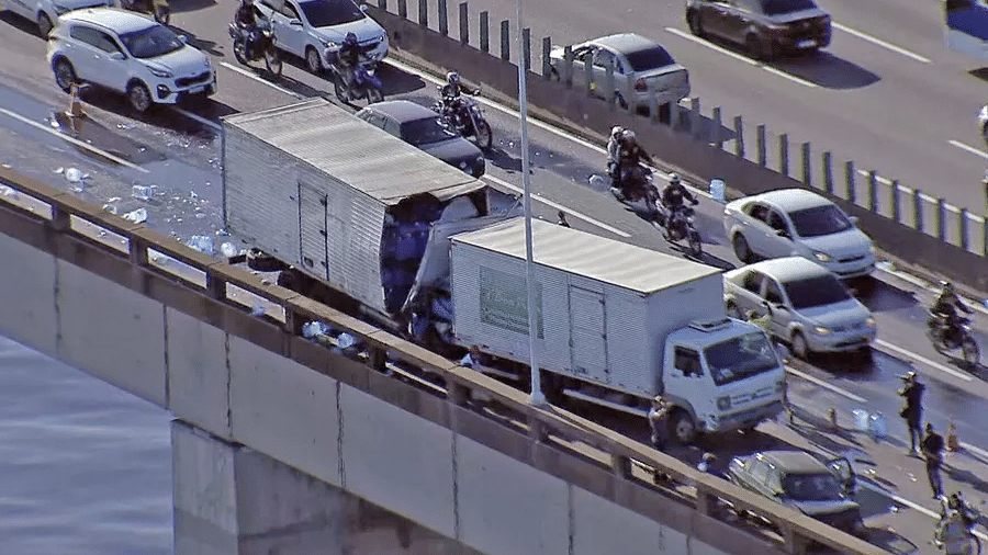 Caminhões se envolvem em grave acidente na Ponte Rio-Niterói, no Rio de Janeiro - Reprodução/TV Globo