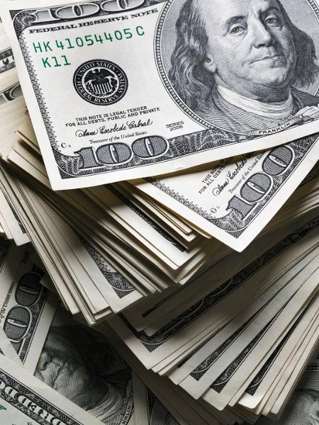 Dólar fechou abaixo de R$ 5 pela 1ª vez desde junho de 2021 - Getty Images