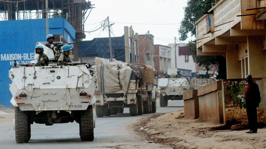 Comboio de blindados da ONU patrulham ruas de Bukavu, no leste da República Democrática do Congo - Str RSS/DL/Reuters