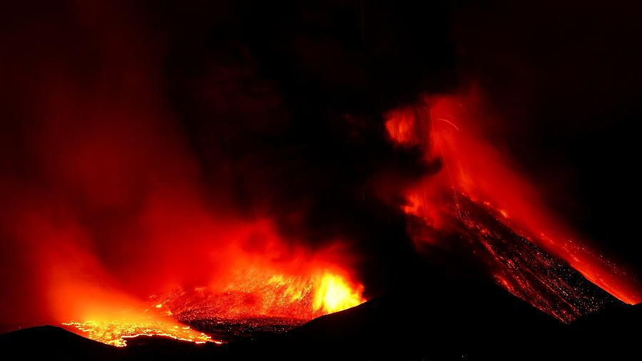 10.fev.22 - O vulcão Etna, na Itália, teve uma erupção intensa no lado sudeste - REUTERS/Antonio Parrinello