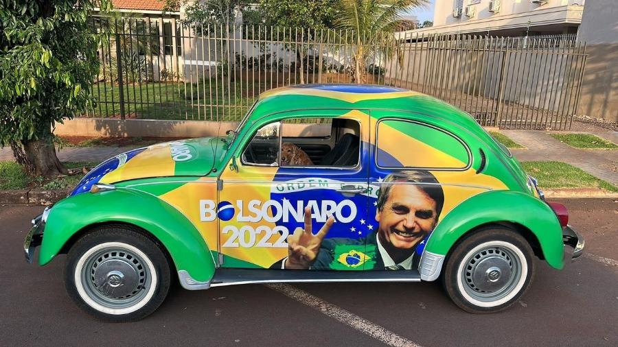 Fusca foi envelopado com o rosto do presidente e candidato à reeleição Jair Bolsonaro (PL) - Reprodução/Twitter/@paulomartins10