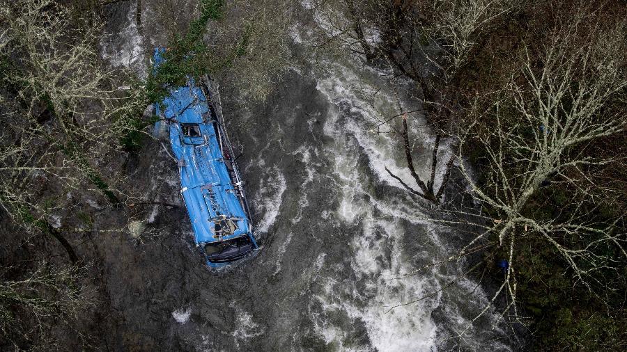 Ônibus cai em rio na Espanha e deixa 6 mortos na véspera de Natal