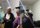 Formado, homem de 78 anos vai de beca comemorar feito com a mãe, de 98 - Reprodução de vídeo 