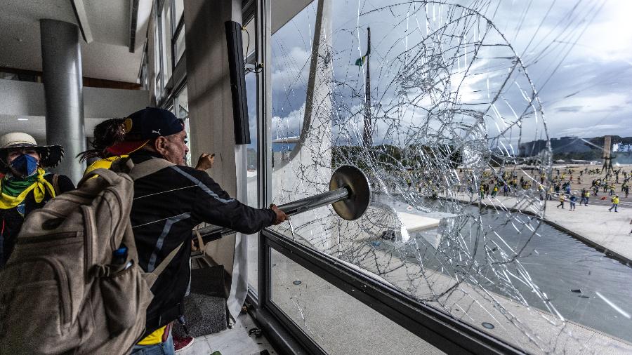 Golpistas quebra vidro durante invasão a sedes dos três Poderes em 8 de janeiro - Gabriela Biló/Folhapress
