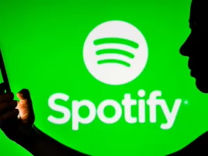 Artistas reclamam da divisão de receitas do Spotify; streaming se defende
